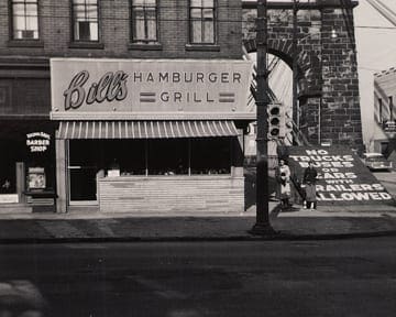 A photo of a restaurant from across the street.