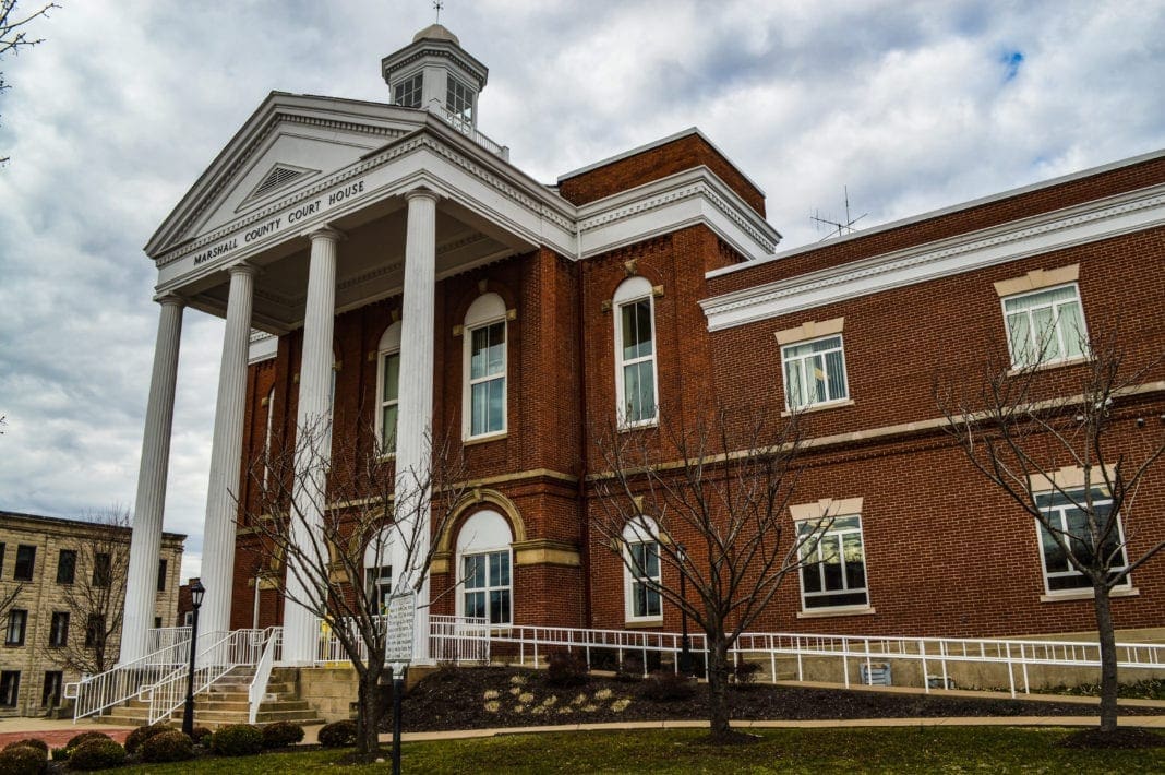 A photo of a courthouse.