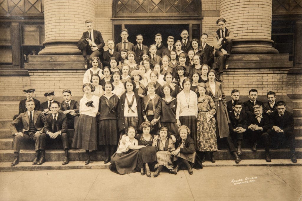 A class photo for a century ago.