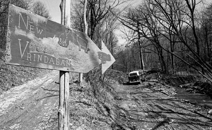 A mud road leading to a commune.