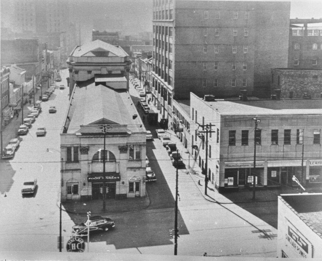 A large market hosue with streets on both sides.