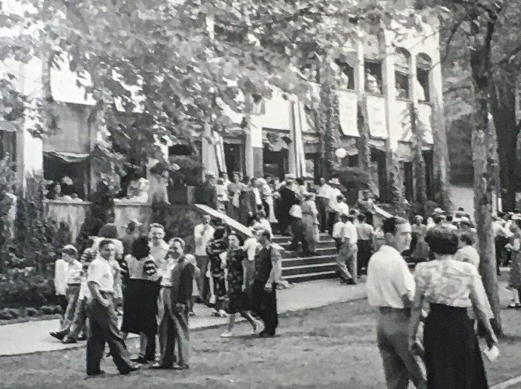 A group of people at an epxo hall.