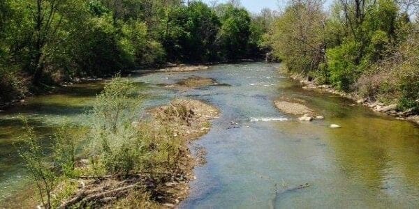 A photo of a creek.