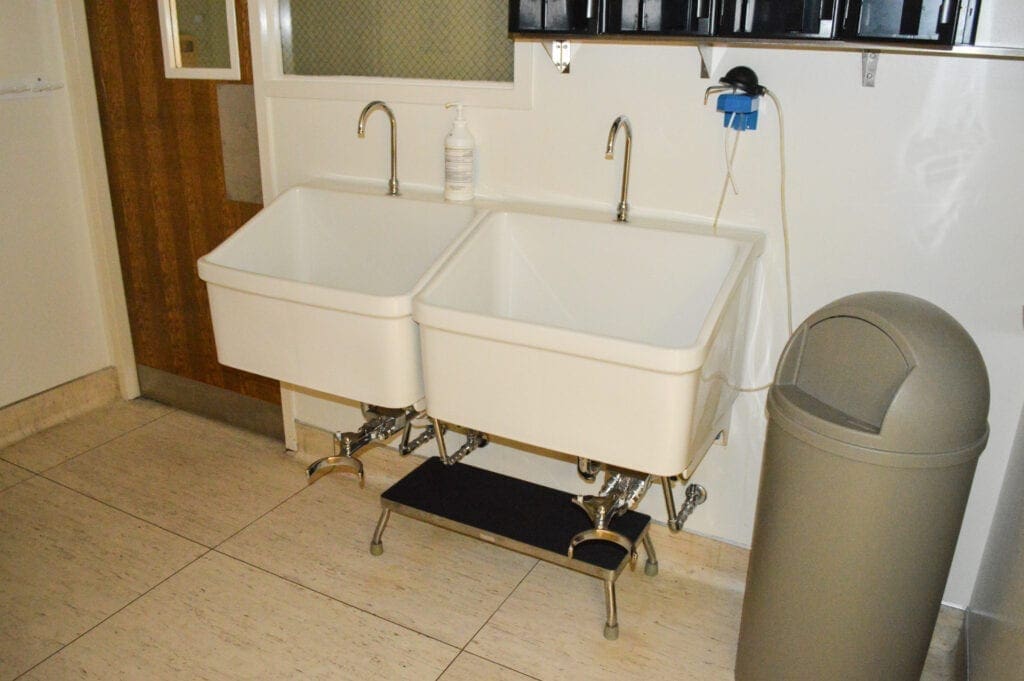 A double sink for surgeons.