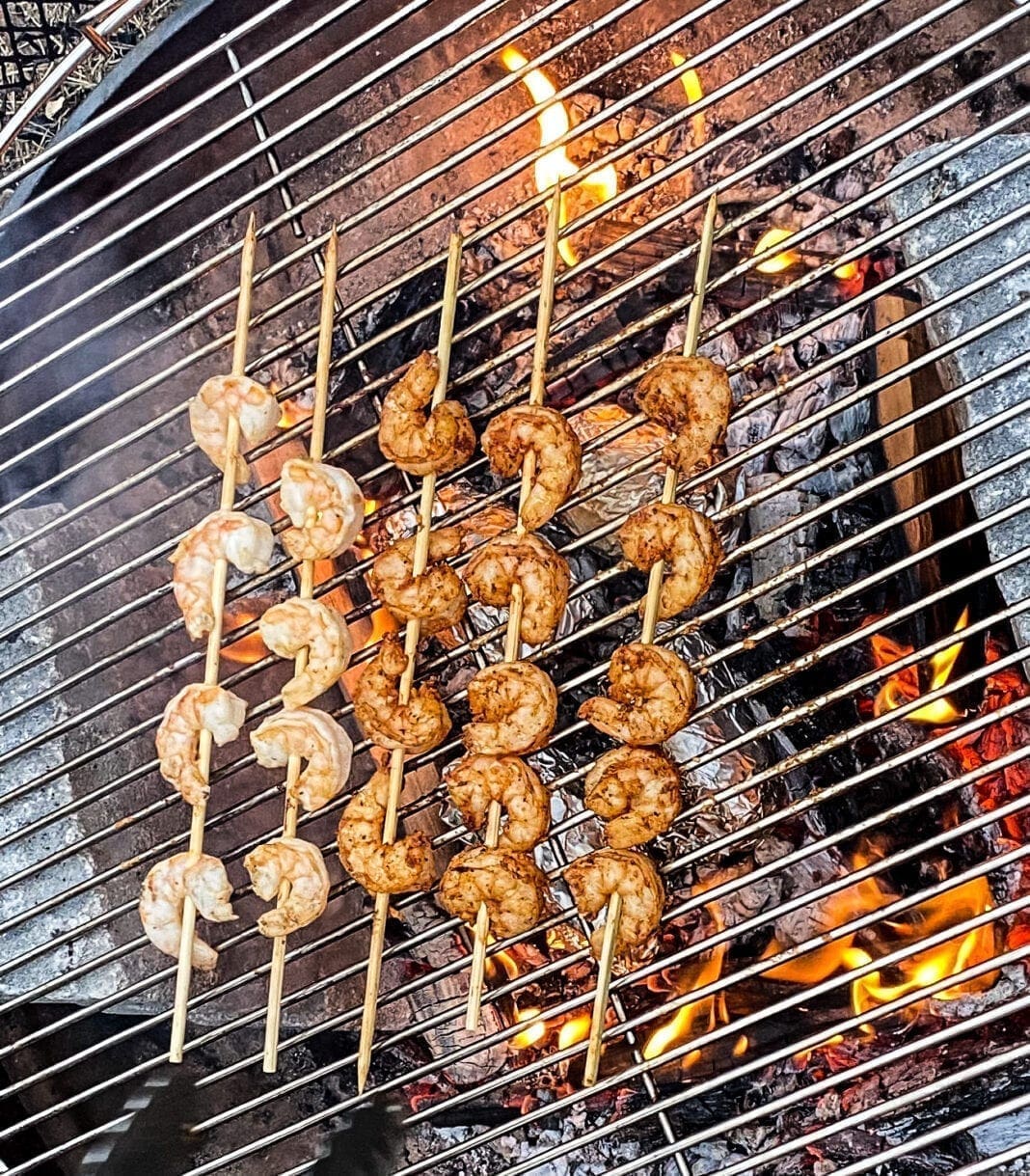 Shrimp on skewers on the grill.