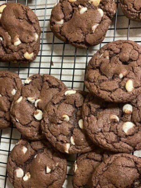 A photo of chocolate cookies.