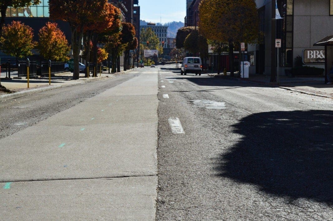 A photo foa rugged street in a downtown.