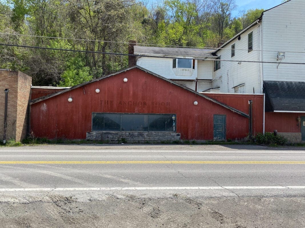 An old restaurant along a roadway.