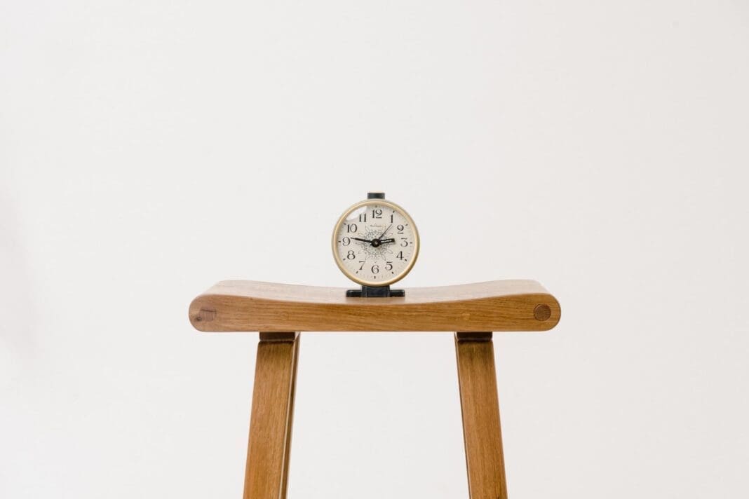 A photo of a small clock.