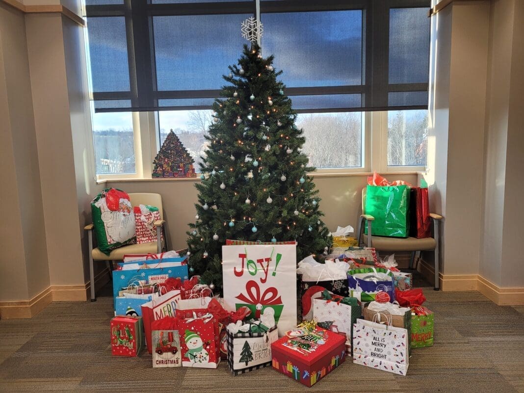 A tree with presents.