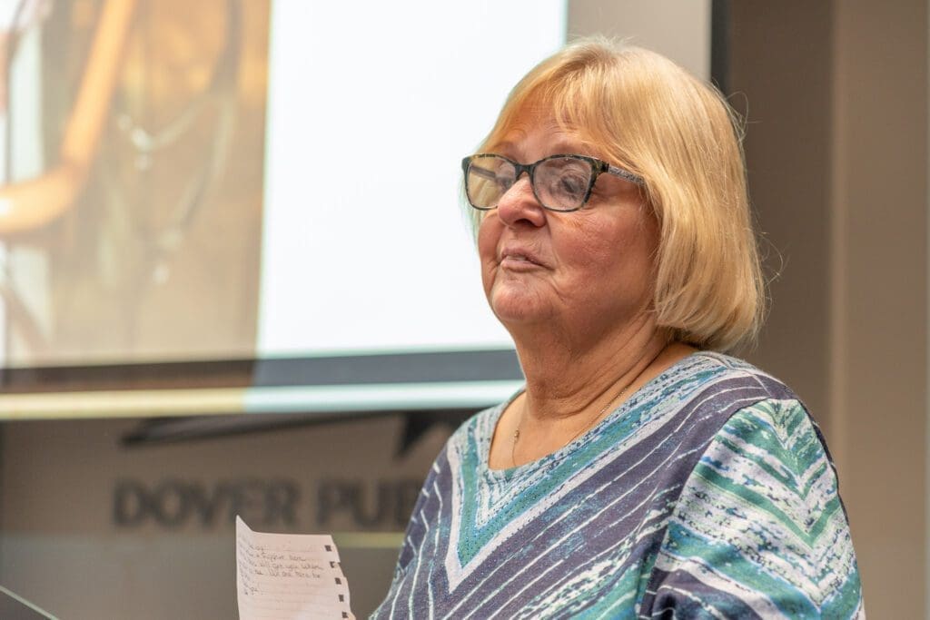 A lady wearting glasses.