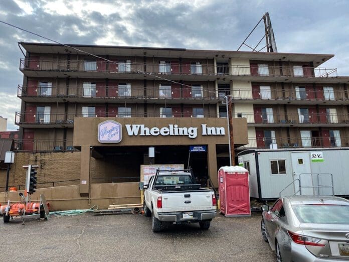 The front of a hotel.